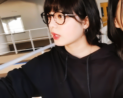 kawausotechico-caro:2018. 08.14 自撮りTV 平手友梨奈 柿崎芽実 GIF