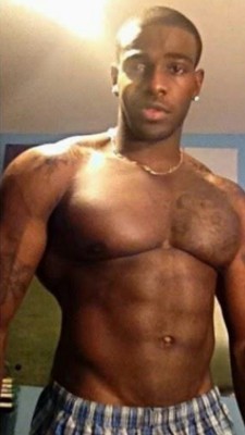 brooklynn1911:  Damn….all dat dark chocolate 💯💯  Sexy brother