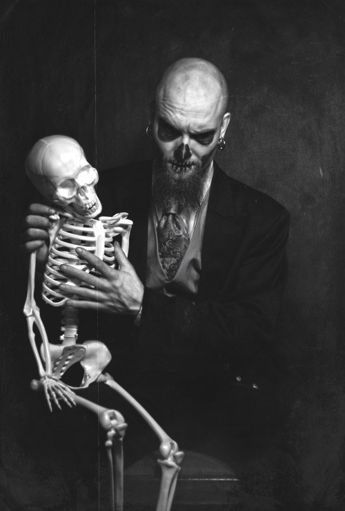 narikkaphoto:Death merchantSelf-portrait