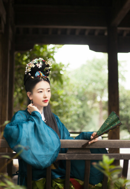 hairstyles and hair accessories for chinese hanfu 