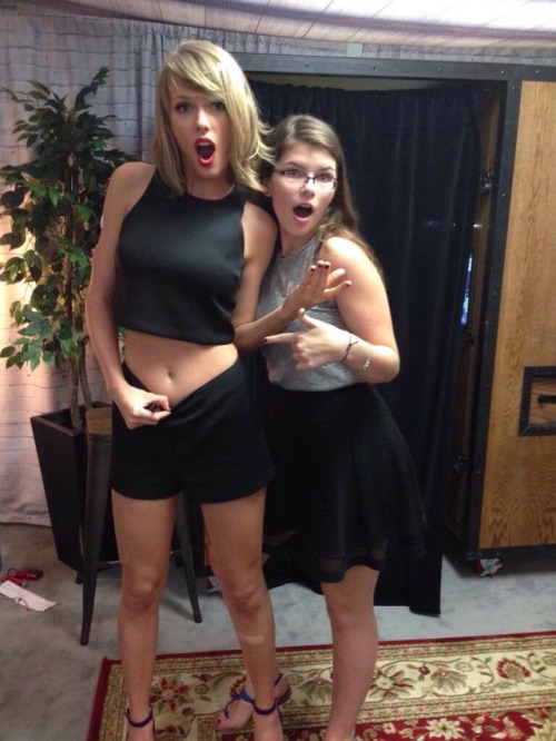 hobosnottygras: prettycelebsandcosplayers: Taylor Swift and the mysterious belly button
