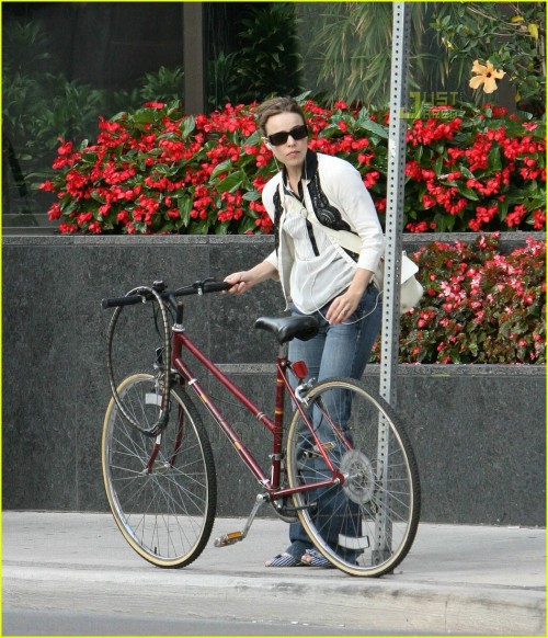 509spokes:  Rachel McAdams rides a bike! 