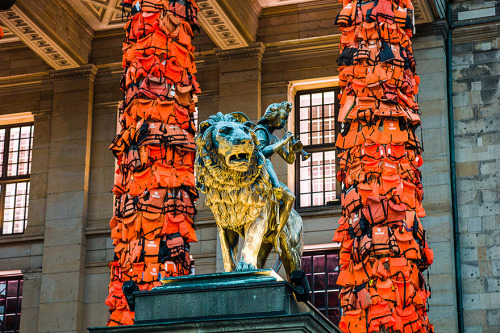 Chinese Artist Covers Berlin’s Konzerthaus With 14,000 Refugee Life Jackets“Chinese arti