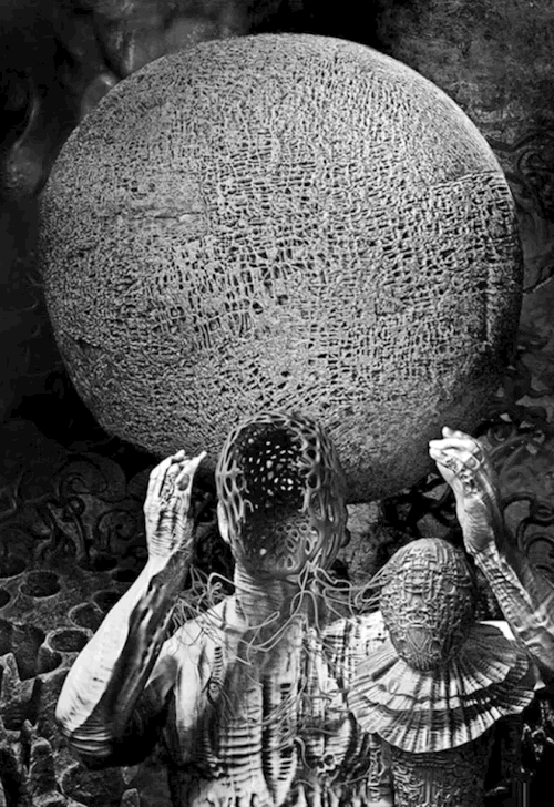 jesuisrien-e:So easy to sink and stareStare and sink.As your mind submits Your thoughts drift.When your thoughts driftYour body fills with pleasure.When you fill with pleasureYou crave more pleasure.When you crave pleasure Your mind sinks deeper.When