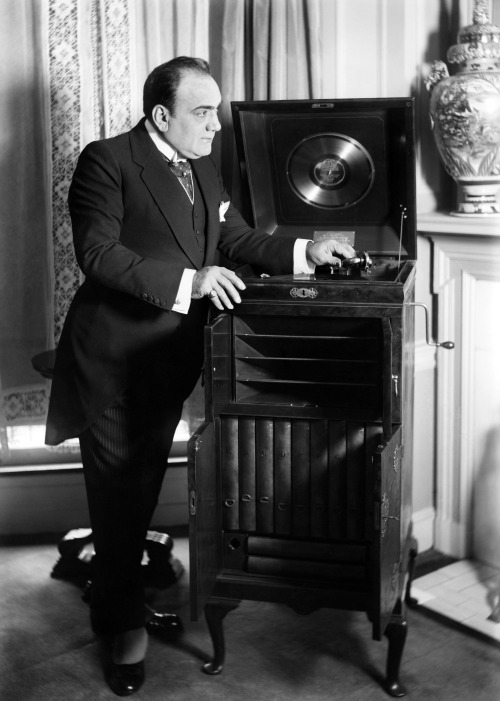 3345rpmz:  • Plastic Passion • ⋅ Caruso with Phonograph ⋅ 