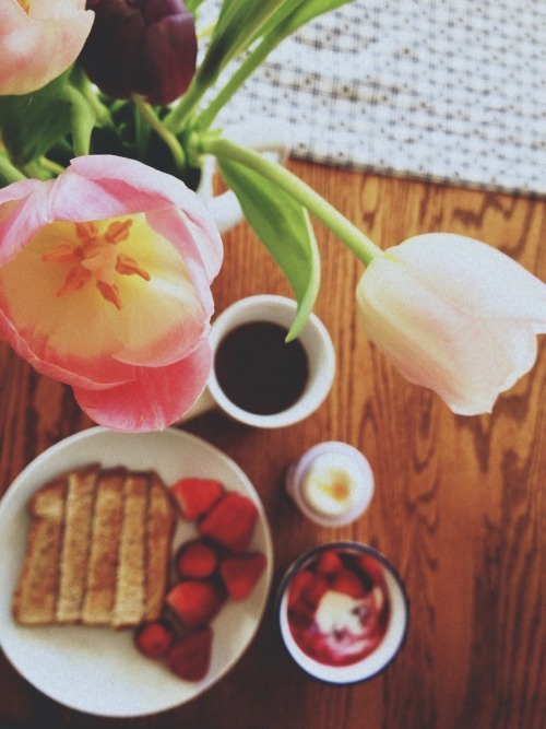 cleaneatsss:  Breakfast and tulips, love spring