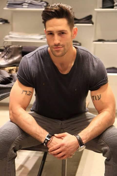 desbeauxmales:  Quel bras !! 
