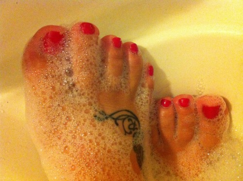 bjproductions365:  footfantasy28:  Relaxing in my nice hot bubble bath! for more of my feet and sexy