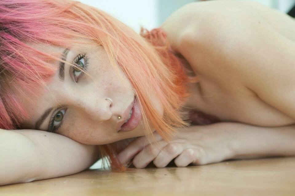 frenchsgs:  Bee  Pretty Hopeful ❤️💋  Photo by Ricky 