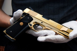 flashlightsandshit:  Luxury Gun! 