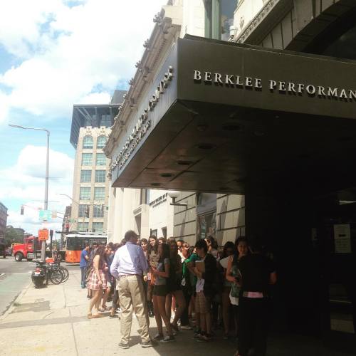 berkleesummer:  Livingston Taylor talking to all the five week kids before the clinic with @charlieputh #berkleesummer #fiveweek #feeltheberk