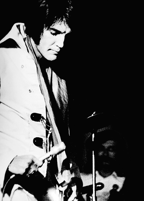 princefromanotherplanet:  Elvis Presley performing in las Vegas, 1970. 