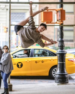 boredpanda:    Breathtaking Portraits Of Ballet Dancers Practicing On The Streets Of New York  