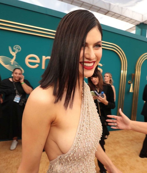 televisionssexy:  Alexandra Daddario, 2022 Emmys  