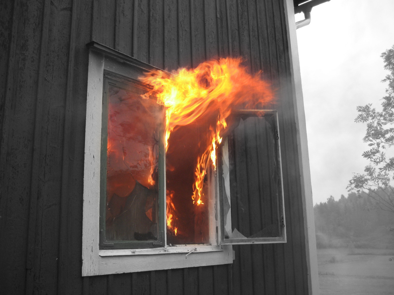 Сгоревшее окно
