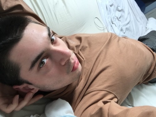 vaspour:  Uploading 2 old selfies cos I’m growing my hair out again and it’s at such a gross stage rn