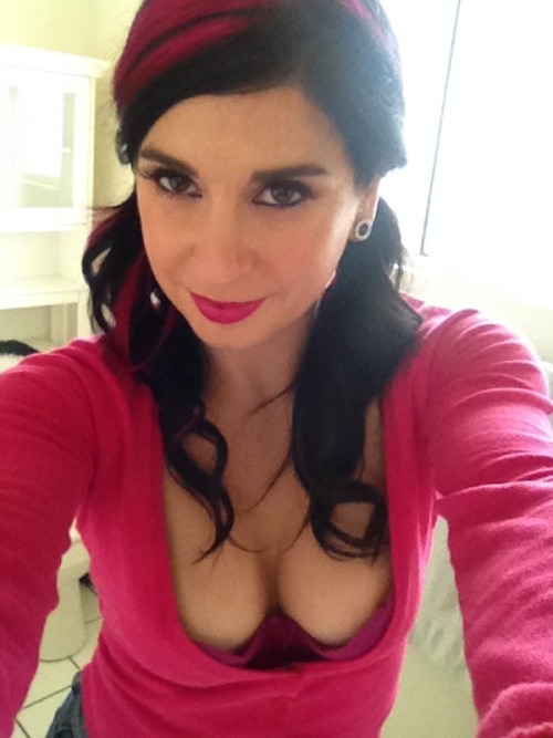 joannaangel:  Joanna on set, from her new adult photos