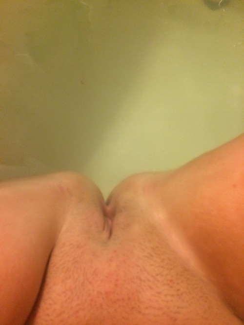 lustybusty:cute cunt in the bath