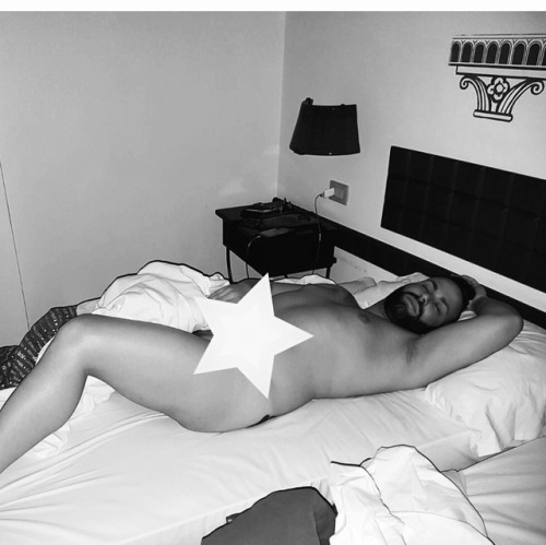danieleorsettoroma: Gli amici che quando dormo nudo mi fanno le foto a tradimento #orsetto Ua che be