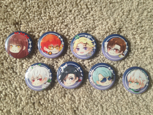 Oh yea! I have buttons now too! I’ve got Yuri on Ice, Mystic Messenger, Boku no Hero, and some origi