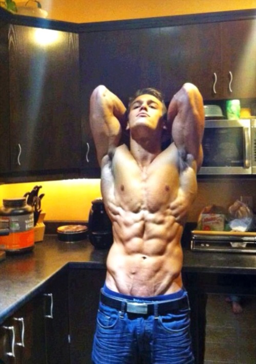 fraternityrow:  I was actually going to make a sandwich but got distracted :)