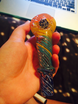 First smoke in my new pipe and i still have no idea what to call her, maybe I&rsquo;ll get inspired 🌀👽