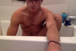 earthyamis:  giving my laptop water damage for shower pics holla