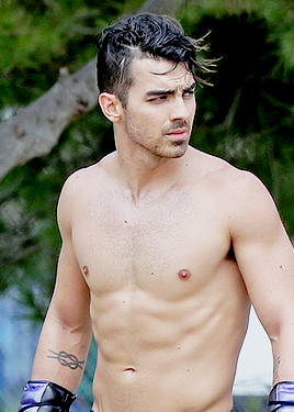 jonasgalaxy:Joe Jonas showing off his insane body while going shirtless during a training session on