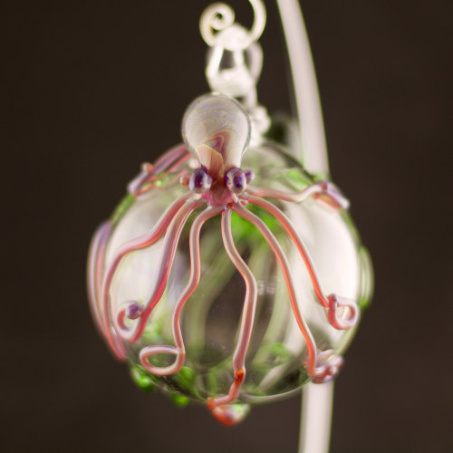 sosuperawesome:Hand Blown Octopus Ornaments by Full Blown Glass on EtsyBrowse more curated octopiSo 