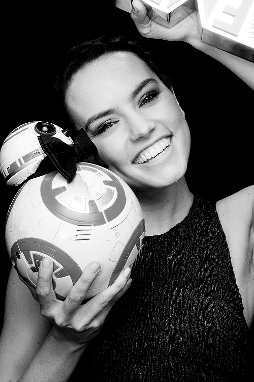 Porn dylanobrien:  Daisy Ridley - Jameson Empire photos