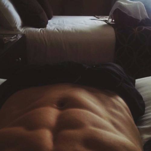 lovmesomedik:  http://lovmesomedik.tumblr.com/