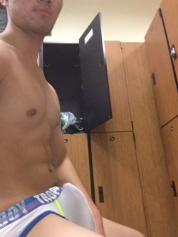 boyfriendunderwear:  Hot submission by one of our fans:  “AC’s at the gym”  @friskycollegebi