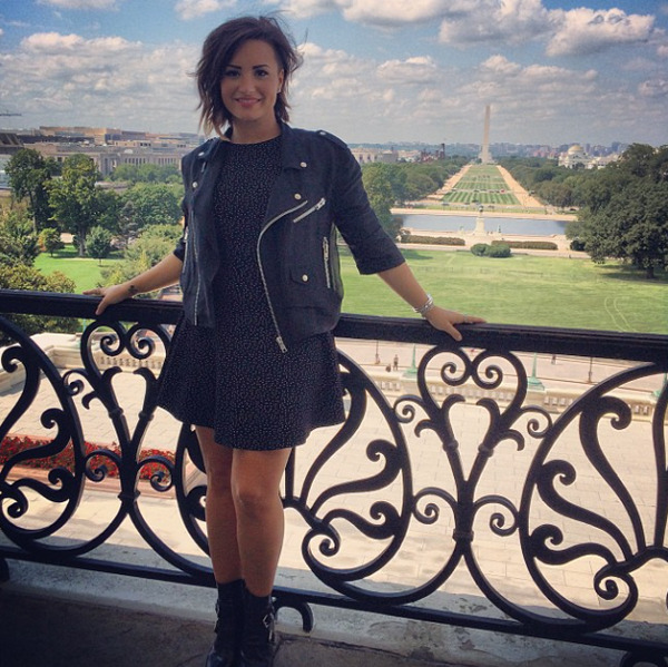 dlovato-news:  ddlovato: On the balcony in the very front of Capitol Hill.. so cool!!!