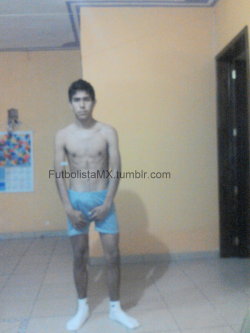 bijoven:  futmx:  http://futbolistamx.tumblr.com Rico morenito es de Orizaba que tal bien rico uff  Que rico😍