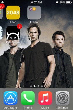 calmdown-satan:  So I accidentally took a screenshot of my home screen and as I was about to delete it I noticed Dean…