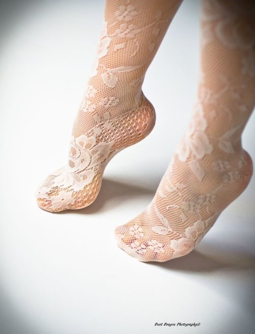 finnishlegsnfeet: Piggies on a cloud of milk, silky feelingby Dust-DragonFeet that you wanna touch&h