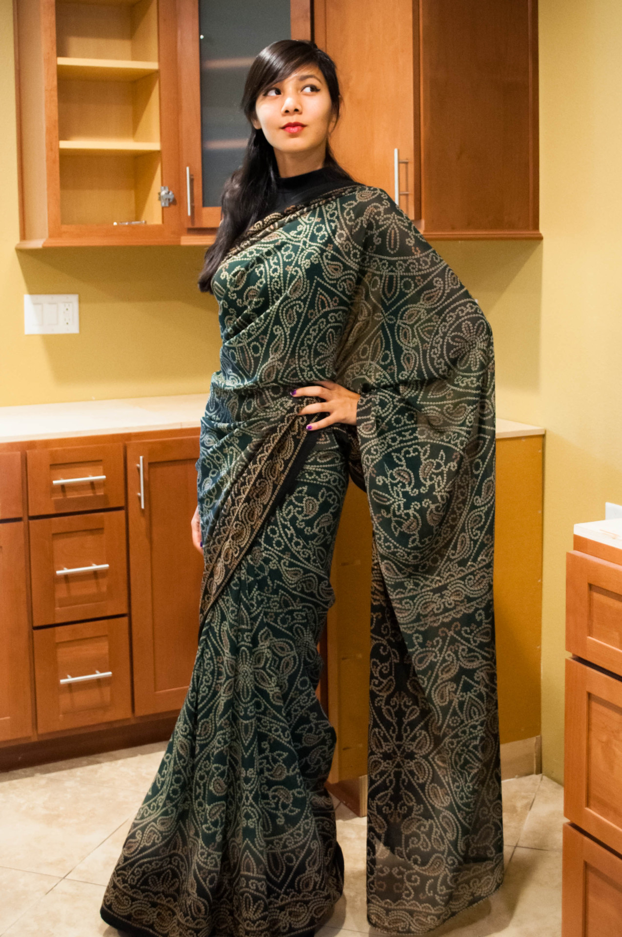 designedtoseduce:  zessinna-saris:  Dark green georgette fabric with the white and