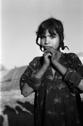 فتاة من عشيرة السويد في العراق. - 1956م.تصوير: ولفريد ثيسجر.Suaid girl. - 1956.A.CBy: Wilfred Thesig
