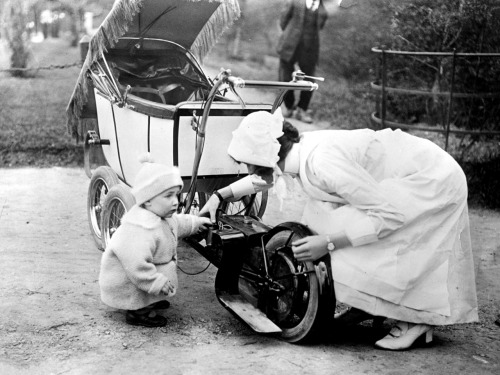 Baby and Nanny.1922.Agence Rol.Photographies de presse.Source : BnF.