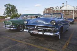 theoldiebutgoodie:  thatyellowvolvoguy:  Beautiful pair of old Fords parked discretely in the back of a parking lot off of Woodward. The blue is a 1954 Sunliner Convertible and the green is a 1954 Ranch Wagon. So sexy!  It change my day see a classic