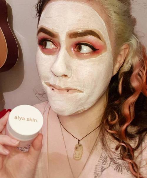 On a scale of 1 to @badgalriri ’s amazing crystal dress, how extra was it of me to leave my eye makeup on while using my new face mask? 😅😅  @alyaskinaus #australianpinkclay #australianpinkclaymask #pinkclaymask #pinkclay #facial #mask #beauty