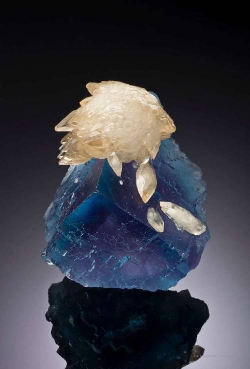 hematitehearts:Calcite on FluoriteSize:7.5 x 7.2 x 6.5 cmLocality: Rosiclare Level, Minerva No. 1 Mi