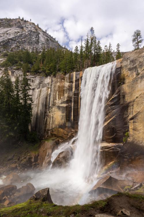 oneshotolive:  Vernal Falls, Yosemite [OC] [5760x8640] 📷: RobotBananaSplit 