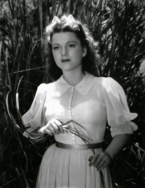 beforethecolon:  Anne Baxter comes in from the fields. From alt.binaries.pictures.erotica.vintage. 