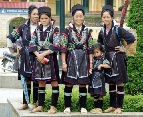 The Black H’Mong people of VietnamThe Black H’mong women are famous for making cloth from hemp and d