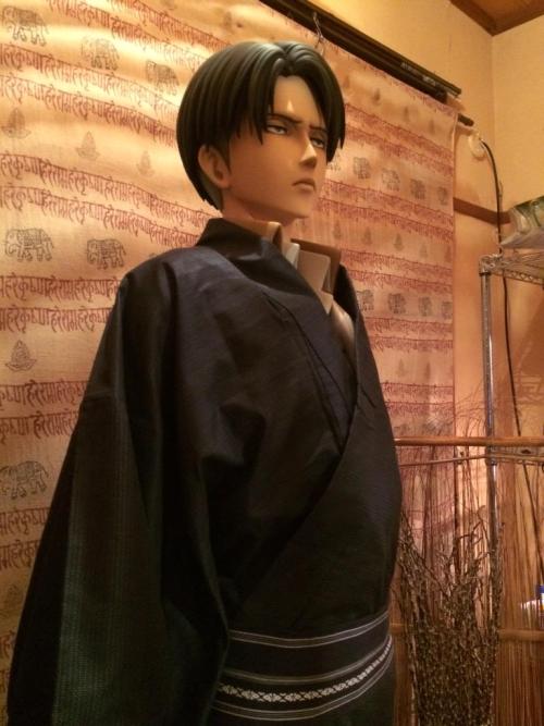 Life-size Levi figure owner rurukota has been dressing him up at home (Among other things).More on the life-size figures here!ETA: Added megane!Levi, lol.