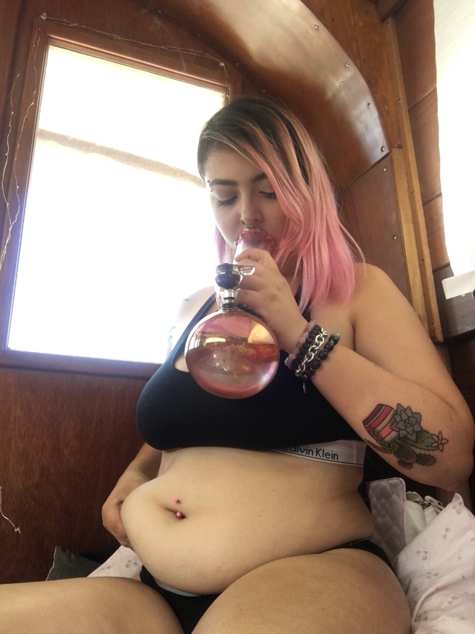 gracemoreland: pink-piggy-princess:  chubby and stoned 💕  Oh my 😂 