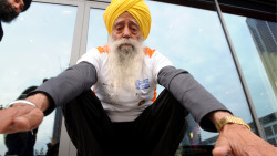 miniaturecanadian:  101-Year-Old Man Runs Marathons for Women’s Rights   101-year-old Fauja Singh, known as the Turbaned Tornado, began running marathons at the age of 89 to cope with the death of his wife. Now, in the wake of the fatal rape of student