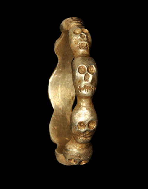 randomitemdrop: archaicwonder: Medieval Silver-Gilt Skull Ring, c. 16th Century AD Item: Ring of Nine Skulls: as Necklace of Fireballs, except with skulls. Not magic ones or anything, just perfectly normal human(oid) skulls. 