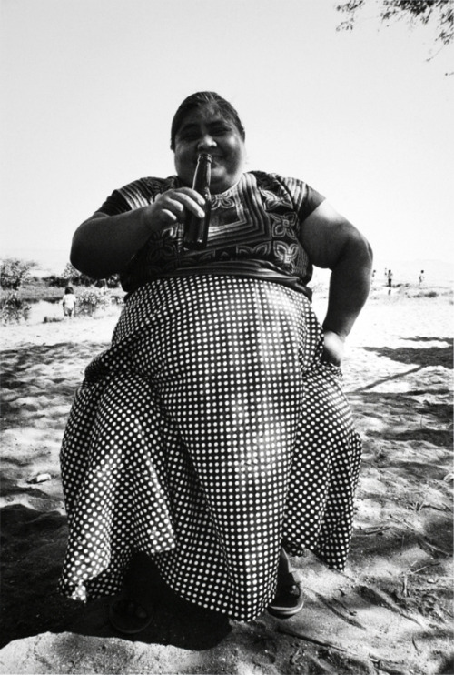 Women through the lens of Graciela Iturbide:Maternidad / Motherhood, Juchitán, México (1986).Juchite